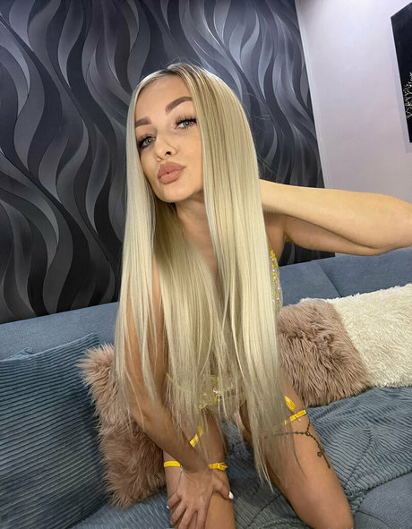 hotblondesarah top model archive