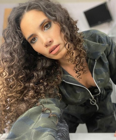 India Martinez star free pics