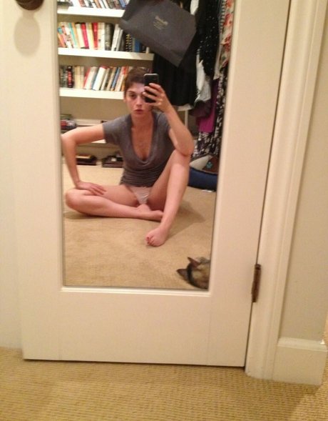 Lizzy Caplan erotic actress picture