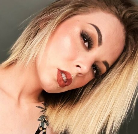 Kayla Rosalie star top picture