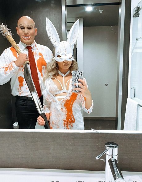 FitandFlirtyHotwife model naked pic