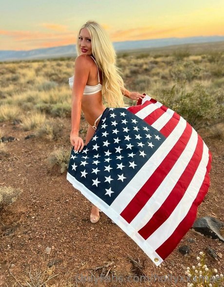 hollyxxxmae star erotic picture