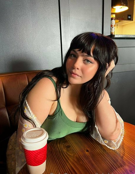 lolahbearxo hot pornstar pic