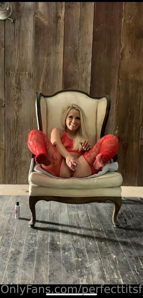 perfecttitsfree22 model hot photo