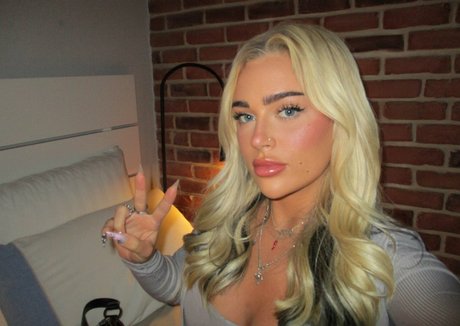 Viperous model pornographic image