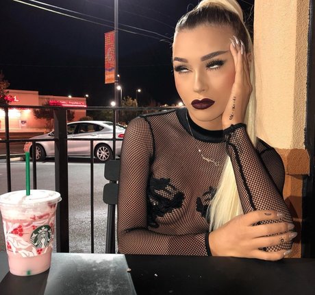 Viperous pretty model image