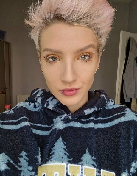 who on earth is anna pornstar nudes pictures