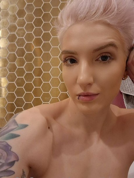 who on earth is anna pornstar naked pic