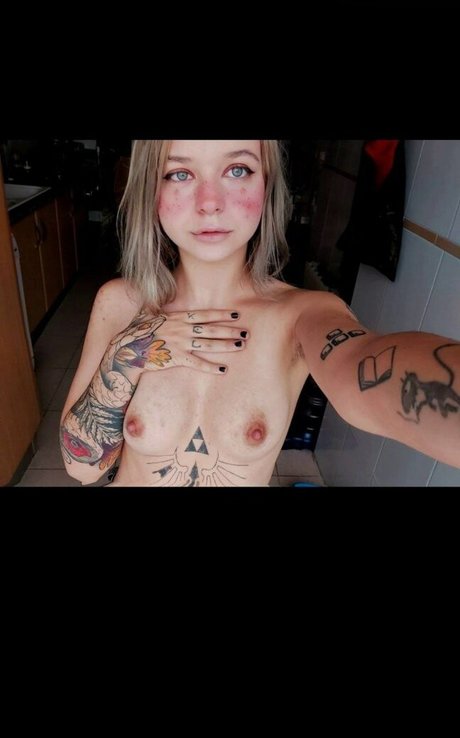 xhuronax nude model pic