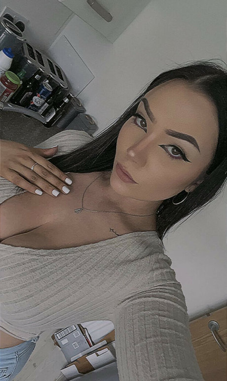 k hh23 hot actress image