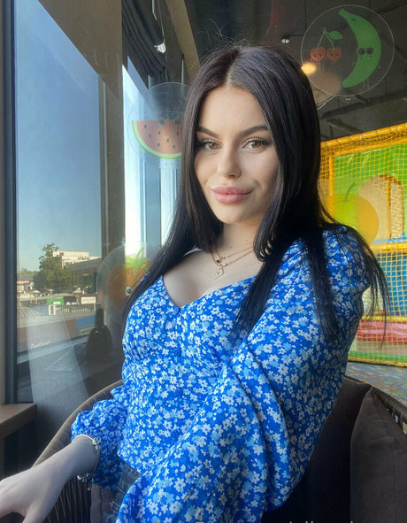 nika dream model top image