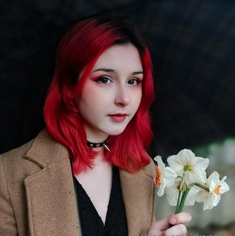 skarleeet model adult picture