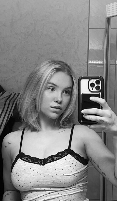 Erikalindgr3n model art galleries