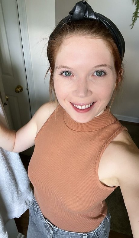 Peachy Noel model xxx photo