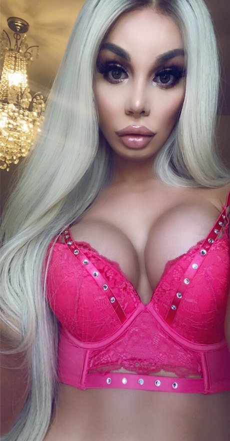 Lola Christina naked star img