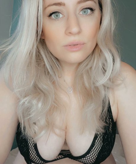 lottielushloves sexy model picture