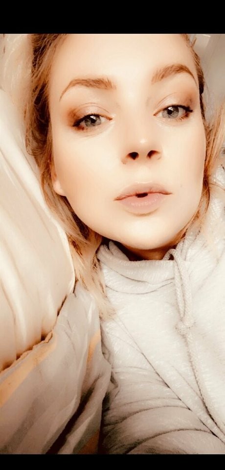 skyemoore model hot photo