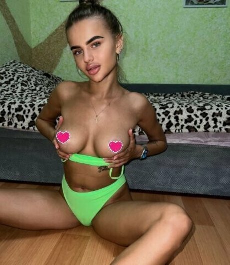 selenewhitee1 star sexy photo