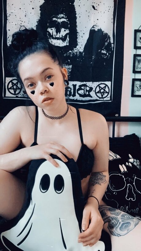 smokewitch13 model pornographic pictures