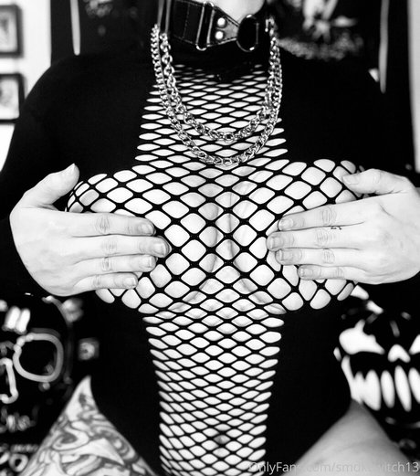 smokewitch13 model naked img