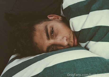 battyboyfree model top pic