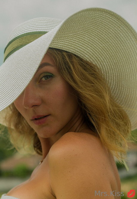 mrs kissvhs sexy model img
