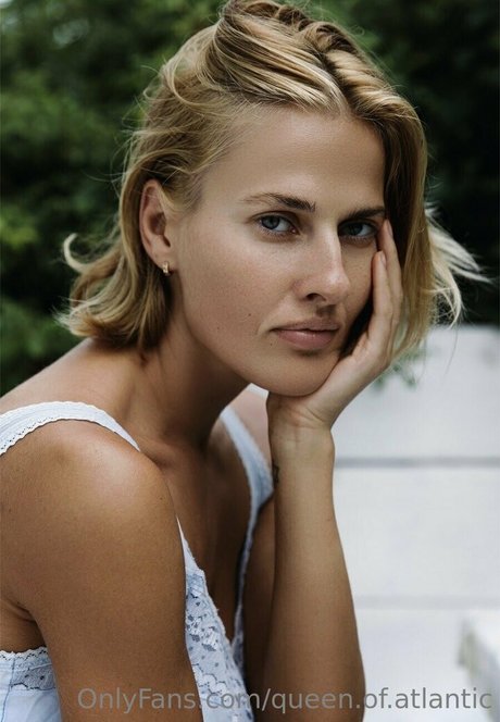 queen of atlantic naked model picture