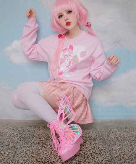 Anzujaamu erotic model pic
