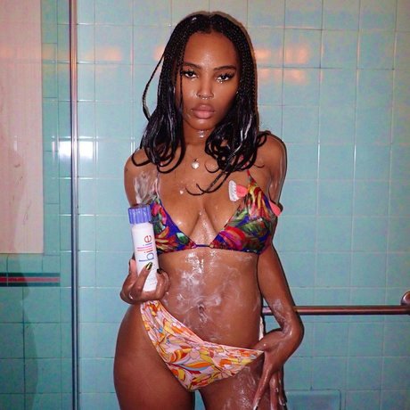 Quenlin Blackwell model high quality photo