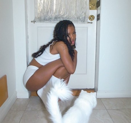 Quenlin Blackwell erotic model image