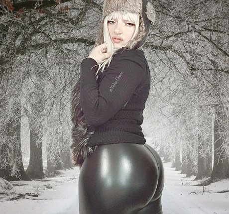 Velia Drace star nude image