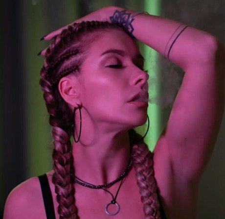 Sata Jones beautiful star photo