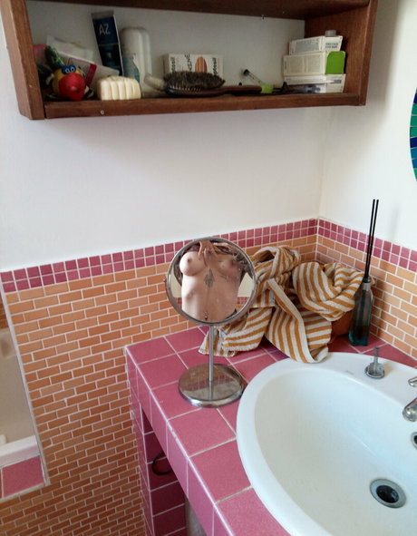 alice inwonderland96 star nude pic