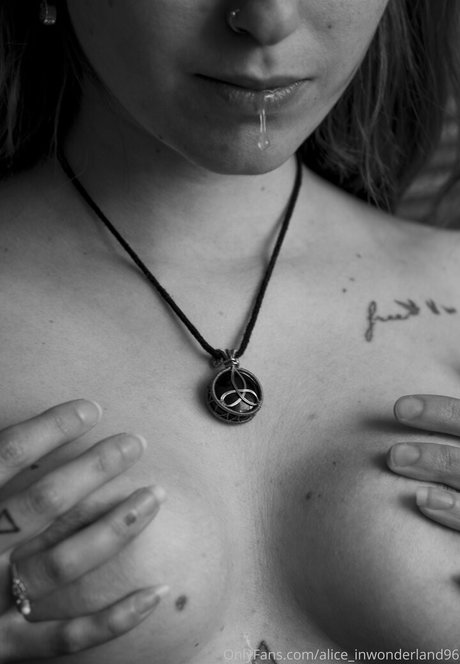 alice inwonderland96 pornstar sexy pictures