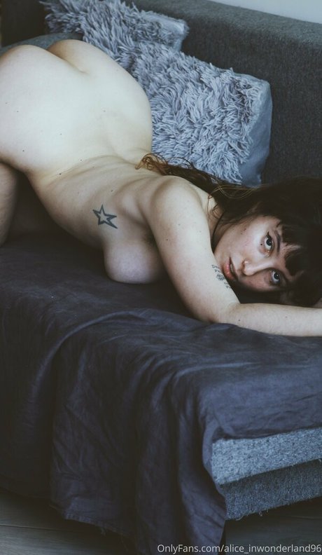 alice inwonderland96 sexy model pic