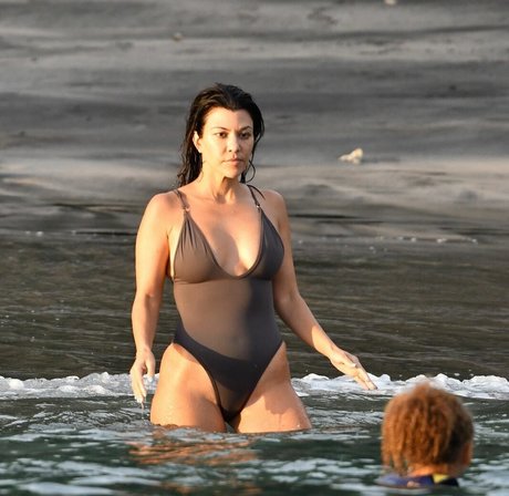 Kourtney Kardashian exclusive model img