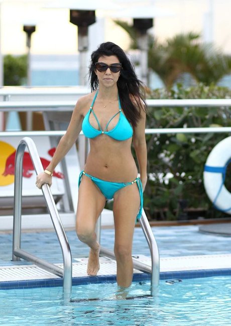 Kourtney Kardashian art model pics