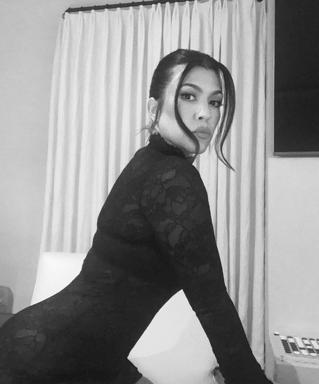 Kourtney Kardashian art star img