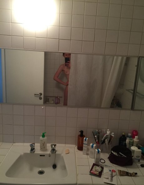 Bonnie Wright model pornographic photos