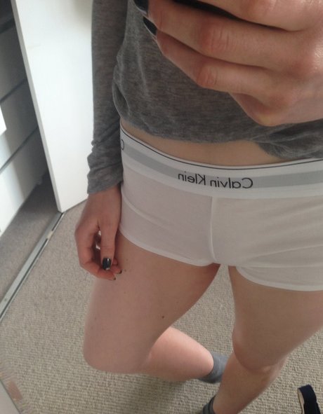 Bonnie Wright nude actress photos