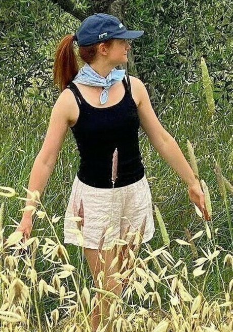 Bonnie Wright art actress photos