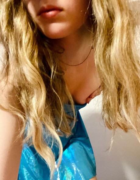 Qtiebuns ASMR model sexy gallery