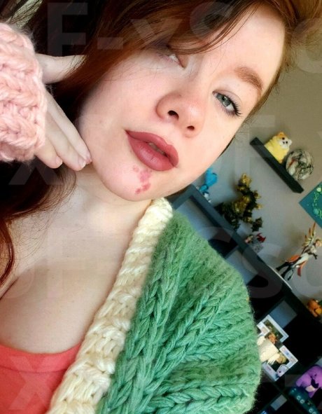 BittieTV exclusive model pic