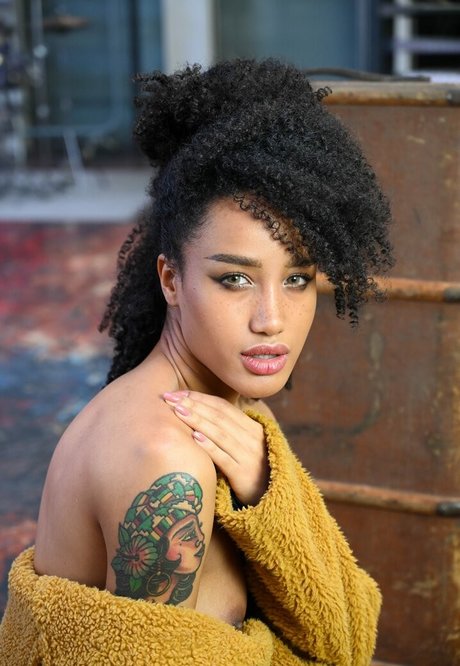 Rikae Crisi sexy actress images