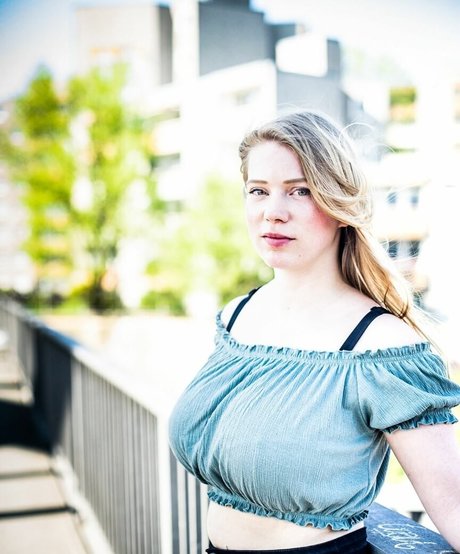 Laura Katz naked model image