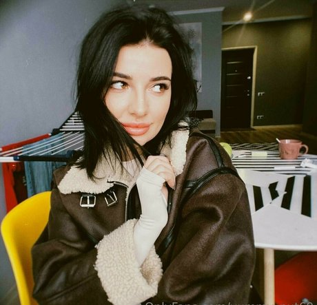 Yummy Nut sexy pornstar images