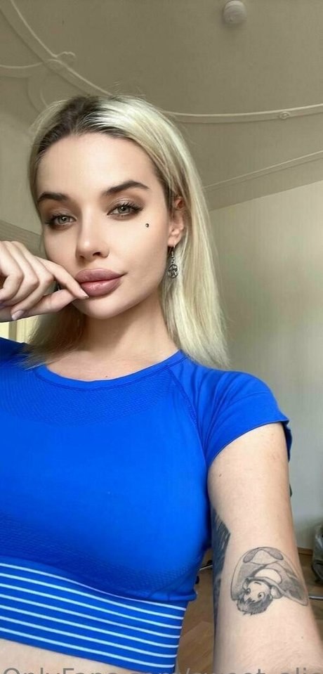 shemale outdoor onlyfans nudes image