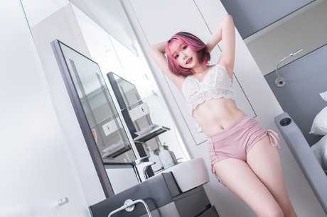 Akaei Ray hot star pics