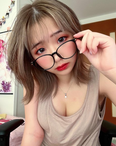 Akaei Ray nude model pics