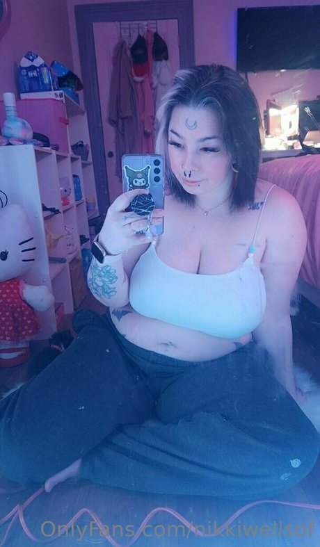 Nikkiwellsof model art archive